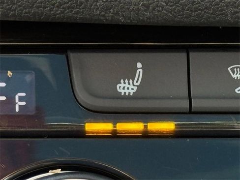 Certified 2023 Volkswagen Jetta SE w/ Panoramic Sunroof Package image 17