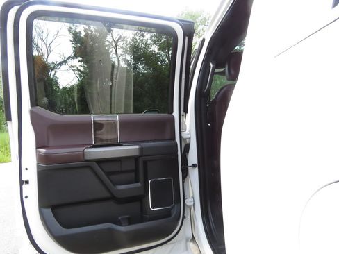 Used 2015 Ford F150 Platinum w/ Equipment Group 701A Luxury AWD/4WD image 18