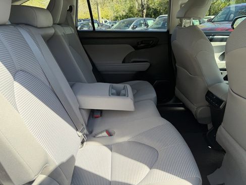 Used 2020 Toyota Highlander LE image 7