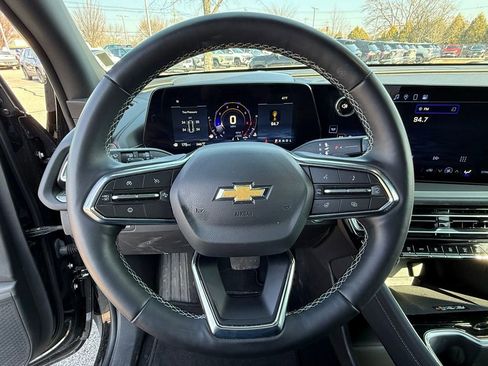 Used 2025 Chevrolet Traverse LT image 18