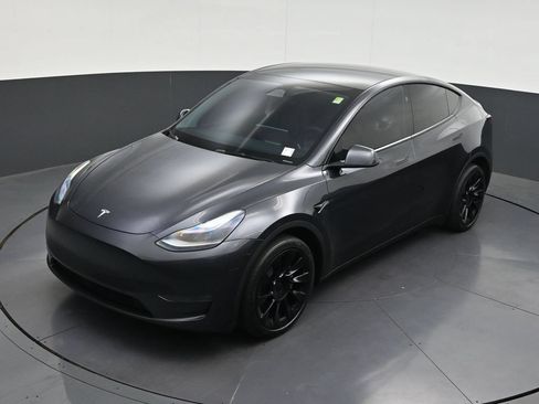 Used 2024 Tesla Model Y Long Range AWD/4WD image 18