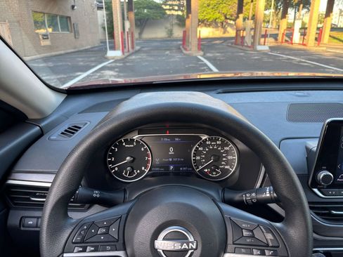 Used 2025 Nissan Altima 2.5 SV FWD image 29