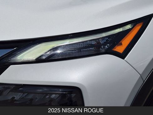 Used 2025 Nissan Rogue SV FWD image 10