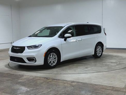 Used 2023 Chrysler Pacifica Touring-L FWD image 5