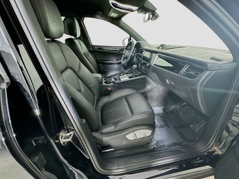 Certified 2023 Porsche Macan AWD/4WD image 29
