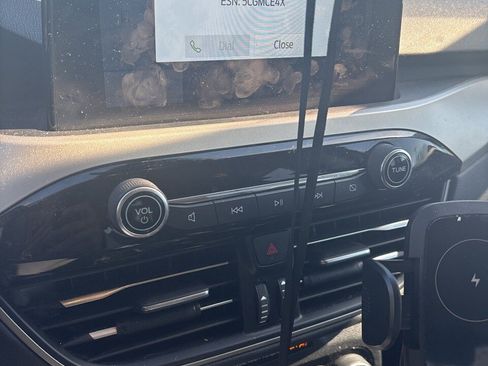 Used 2022 Ford Escape SE w/ SE Sport Appearance Package image 9