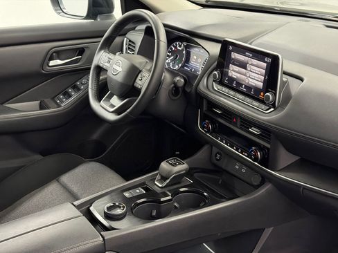 Used 2025 Nissan Rogue SV image 10