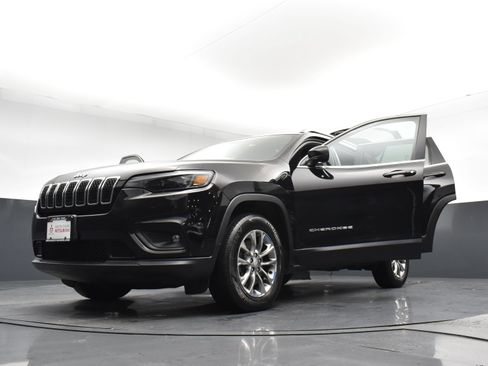 Used 2019 Jeep Cherokee Latitude Plus w/ Cold Weather Group AWD/4WD image 30