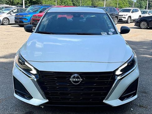 Used 2025 Nissan Altima 2.5 SV FWD image 2