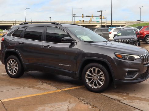 Used 2022 Jeep Cherokee Latitude Lux w/ Sun & Sound Group FWD image 4