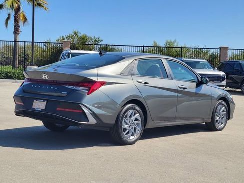 New 2026 Hyundai Elantra Hybrid FWD image 4