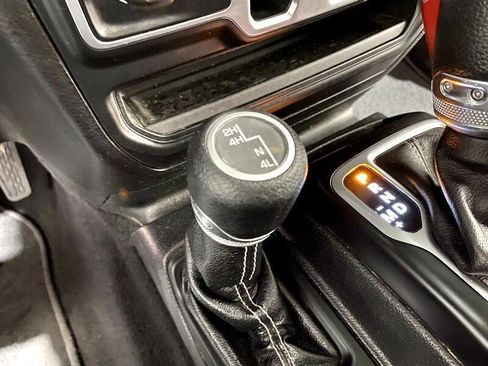 Used 2018 Jeep Wrangler Unlimited Sahara image 37