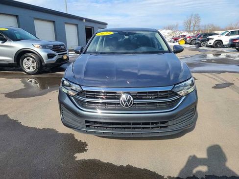 Used 2023 Volkswagen Jetta SE w/ Panoramic Sunroof Package FWD image 3