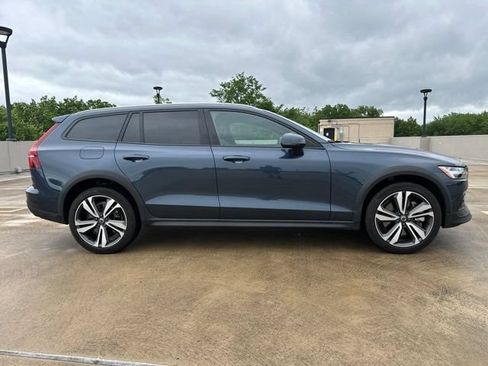 Certified 2025 Volvo V60 B5 Cross Country Plus AWD/4WD image 8