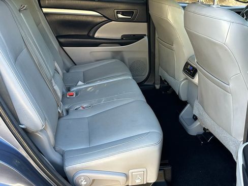Used 2015 Toyota Highlander XLE FWD image 16