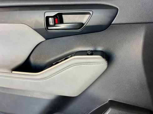 Used 2022 Toyota Highlander L image 12