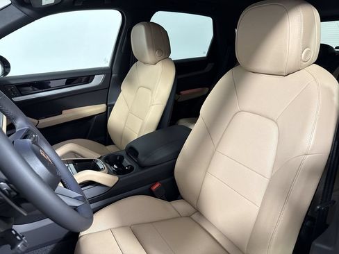 Certified 2026 Porsche Cayenne AWD/4WD image 5