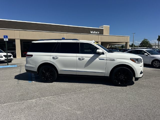 Used 2023 Lincoln Navigator Reserve AWD/4WD image 5
