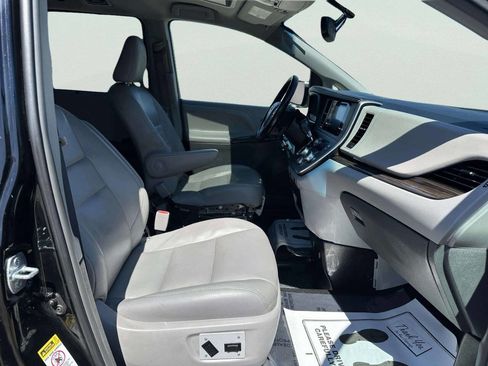 Used 2016 Toyota Sienna XLE image 19