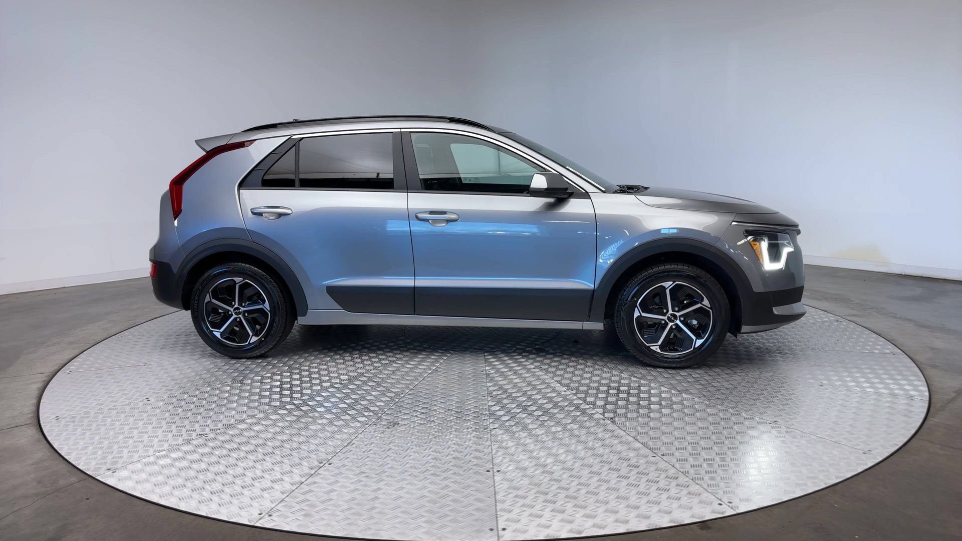 Used 2024 Kia Niro LX FWD image 9