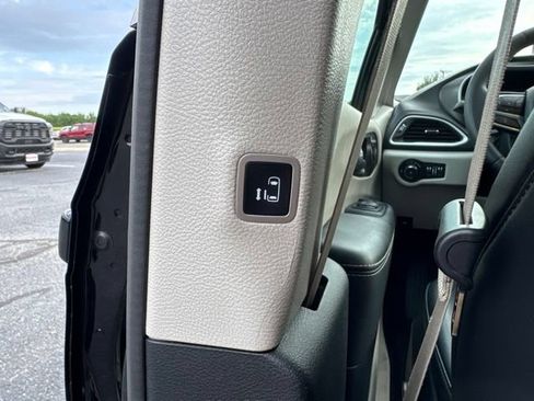 Used 2024 Chrysler Pacifica Touring-L FWD image 23