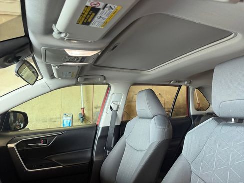Used 2022 Toyota RAV4 XLE w/ Convenience Package FWD image 25