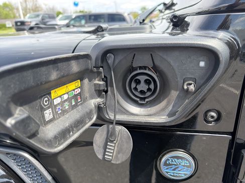 Used 2025 Jeep Wrangler Unlimited Sahara AWD/4WD image 13