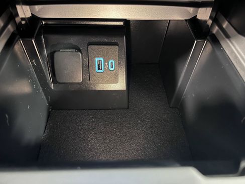 Used 2024 Ford Explorer XLT w/ Equipment Group 202A AWD/4WD image 39
