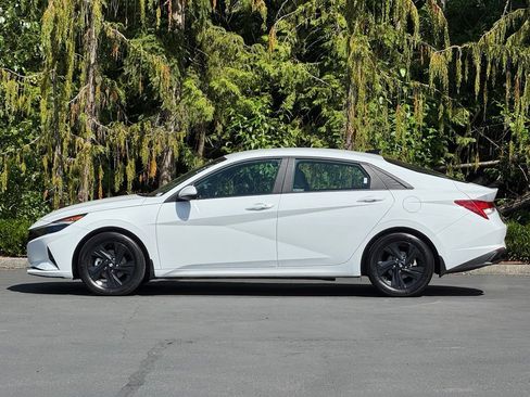 Used 2023 Hyundai Elantra Blue FWD image 3