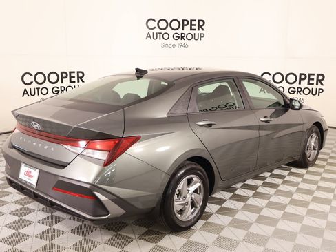 Used 2025 Hyundai Elantra SE FWD image 19
