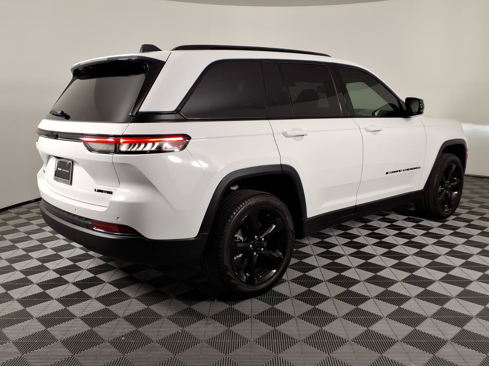 Used 2024 Jeep Grand Cherokee Limited w/ Black Appearance Package AWD/4WD image 4