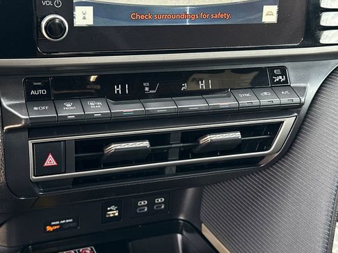 Used 2025 Toyota Camry SE image 27