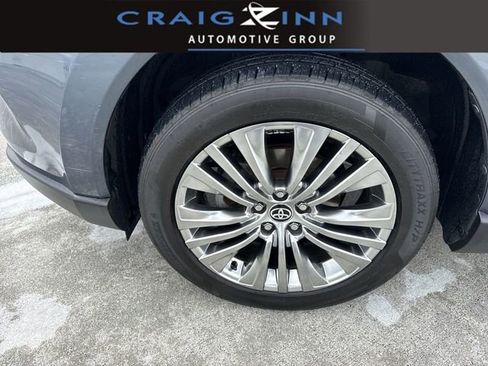 Used 2022 Toyota Venza XLE image 10