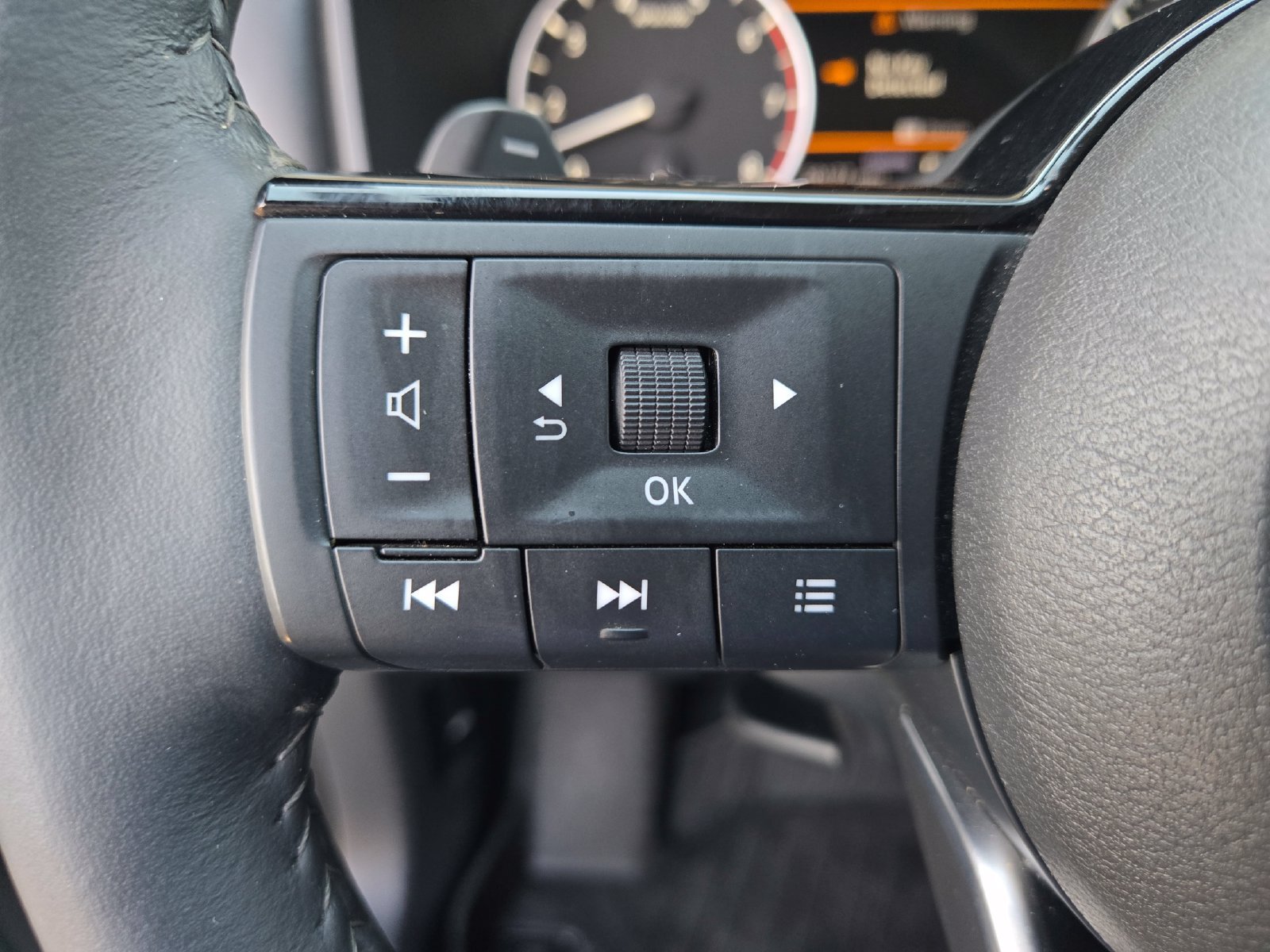 Used 2022 Nissan Rogue SV w/ SV Premium Package FWD image 12