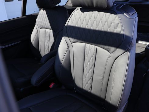 Certified 2025 BMW X7 M60i image 36