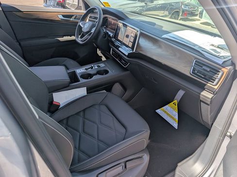 Used 2025 Volkswagen Atlas SE image 26