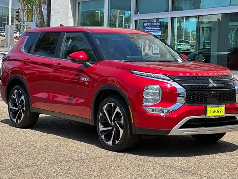 New 2025 Mitsubishi Outlander SE image 2