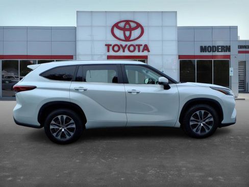 Used 2023 Toyota Highlander XLE image 4