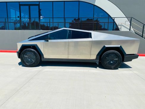 Used 2024 Tesla Cybertruck AWD Crew Cab image 4