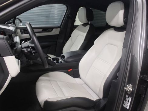 Certified 2025 Porsche Cayenne Coupe AWD/4WD image 5