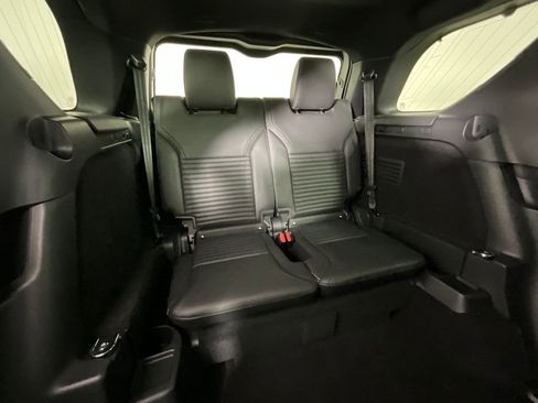 Certified 2025 Land Rover Discovery S AWD/4WD image 25