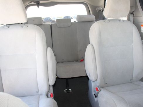 Used 2020 Toyota Sienna L FWD image 19