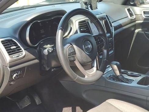 Used 2018 Jeep Grand Cherokee Laredo AWD/4WD image 9