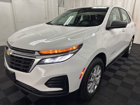 Used 2022 Chevrolet Equinox LS image 4