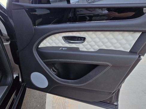 Used 2022 Bentley Bentayga image 54