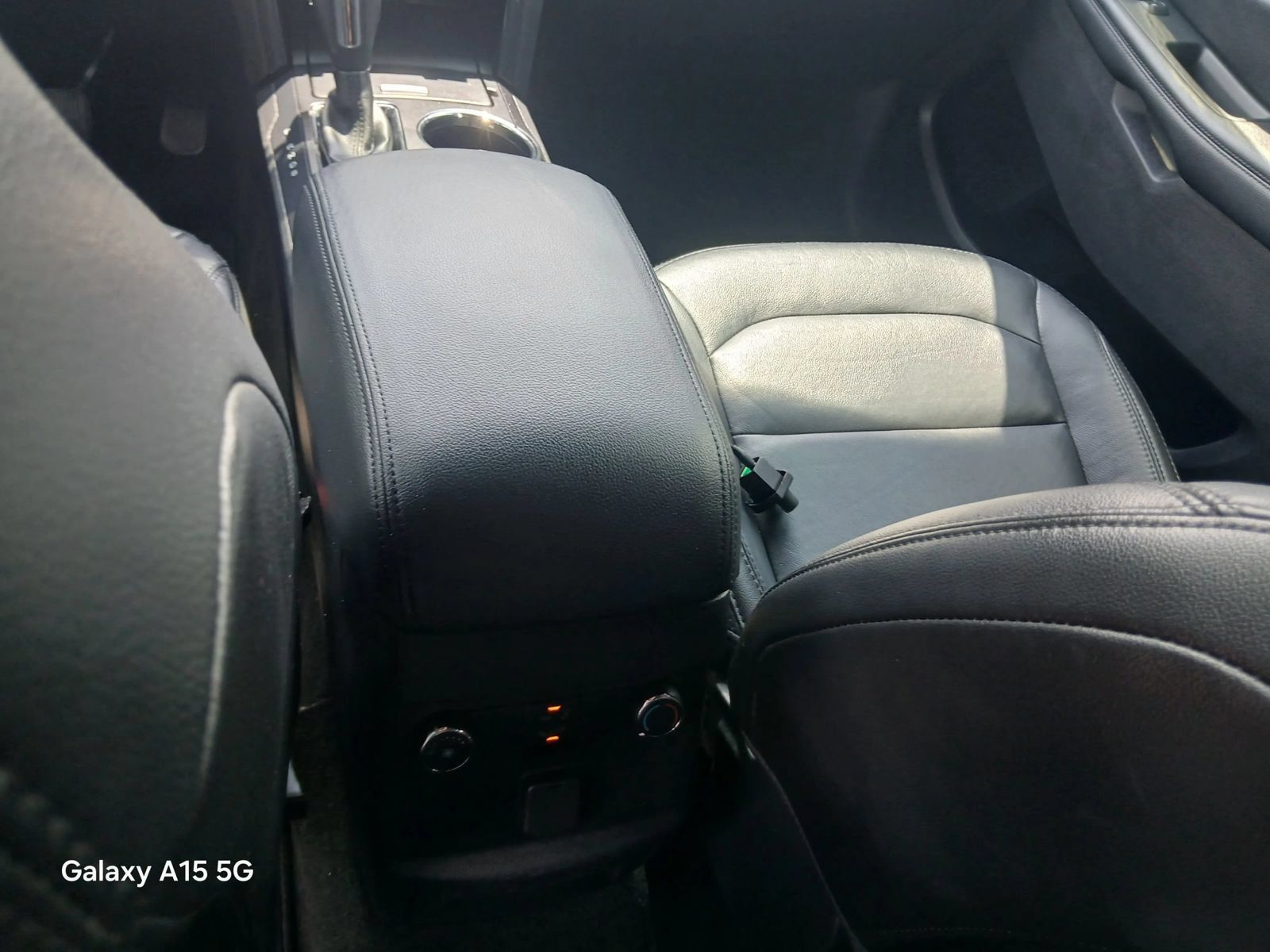 Used 2018 Ford Explorer XLT w/ Equipment Group 202A AWD/4WD image 31