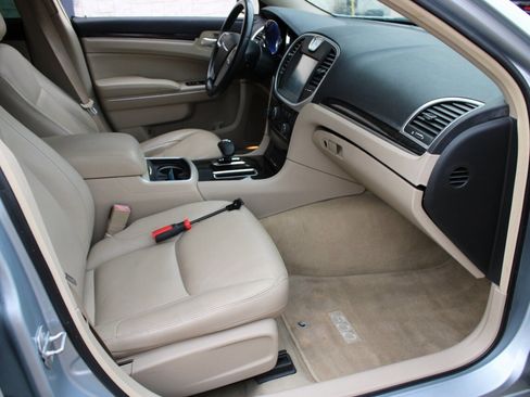 Used 2013 Chrysler 300 image 15