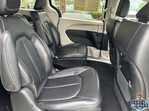 Used 2023 Chrysler Pacifica Touring-L FWD image 38