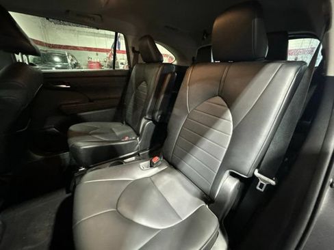 Used 2021 Toyota Highlander XLE AWD/4WD image 23