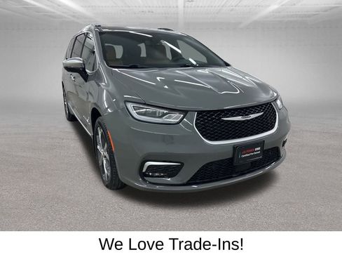 Used 2023 Chrysler Pacifica Pinnacle w/ Trailer Tow Group image 3
